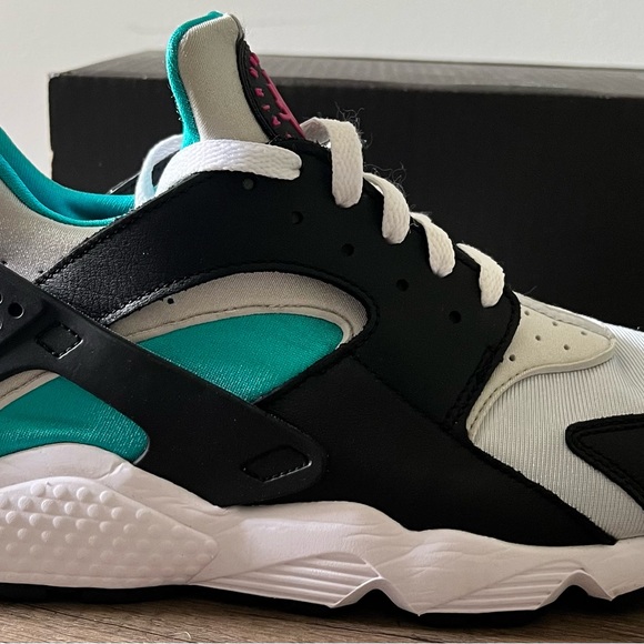 Men’s Nike Air Huarache Size 12 Black/New Emerald/Pure Platinum/Lethal Pink - Picture 2 of 5